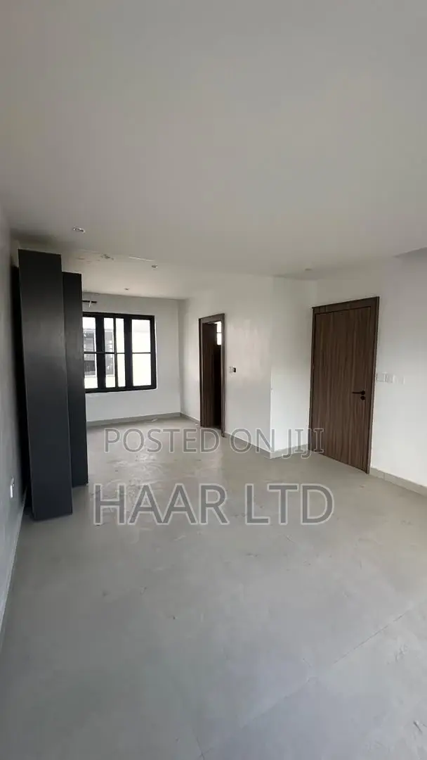 3bdrm Apartment in Lekki Phase 1 for sale