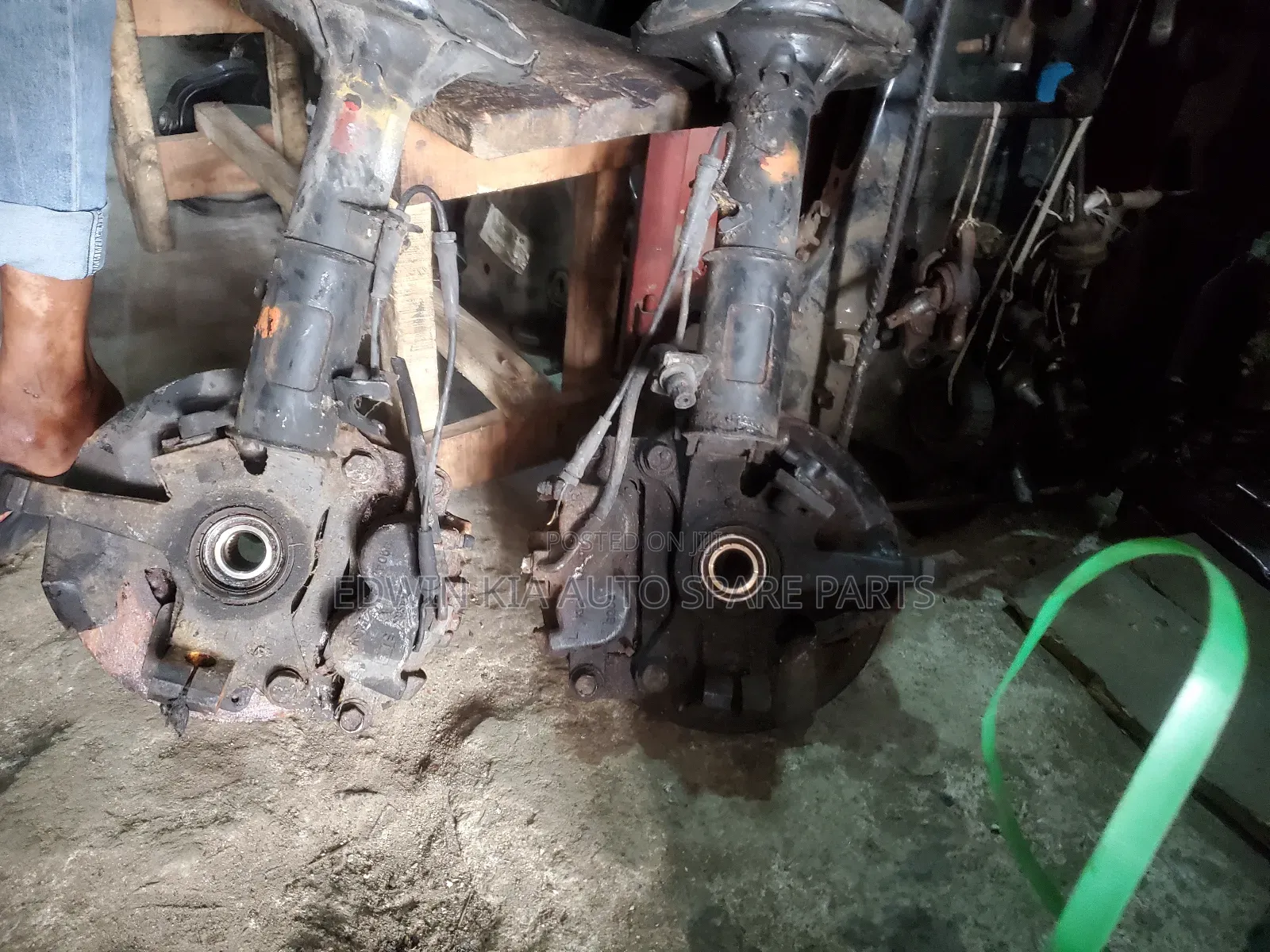 Kia Sedona Old Model Front Shock and Hub