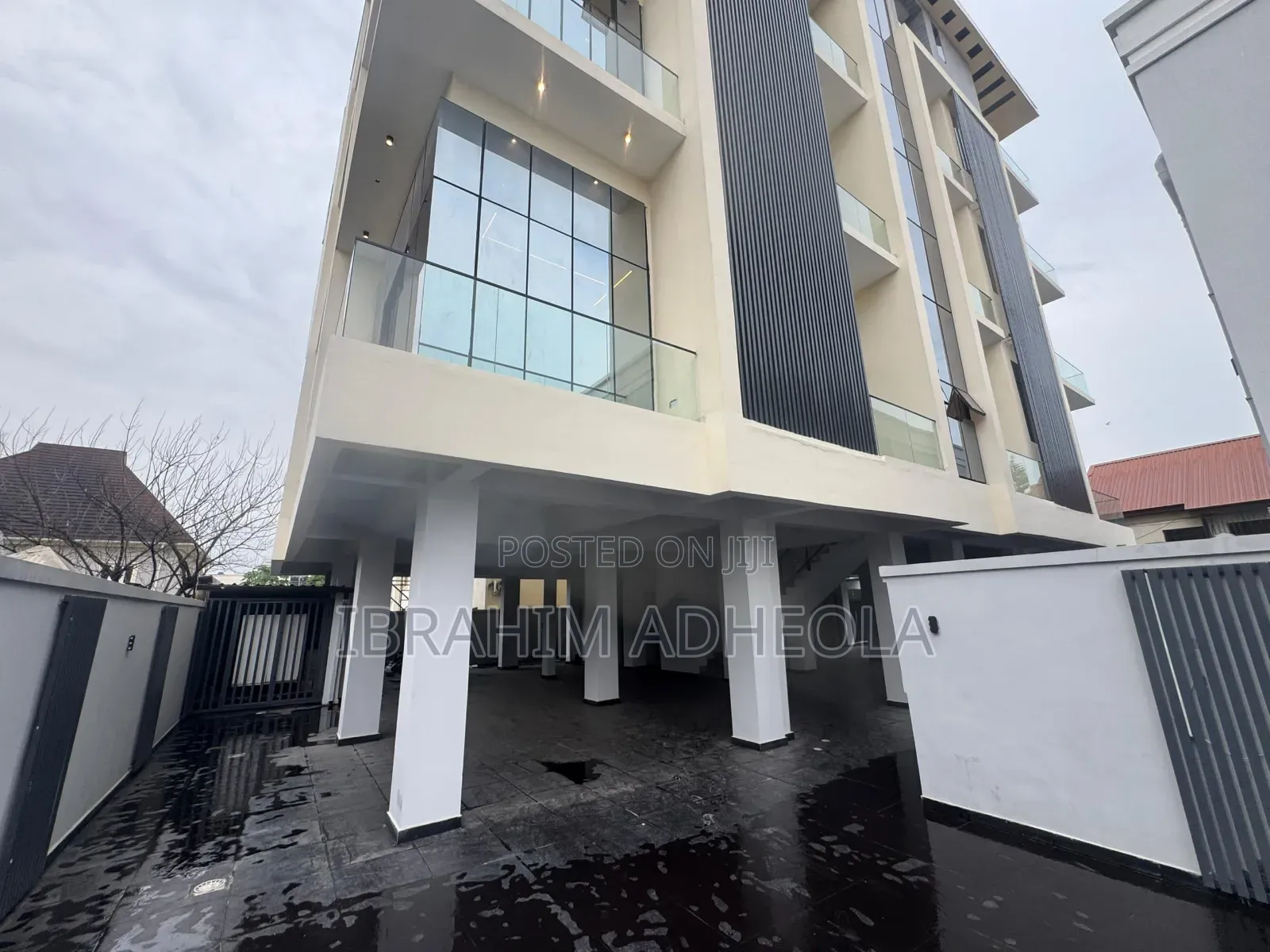 3bdrm Apartment in Lekki Phase1 for sale