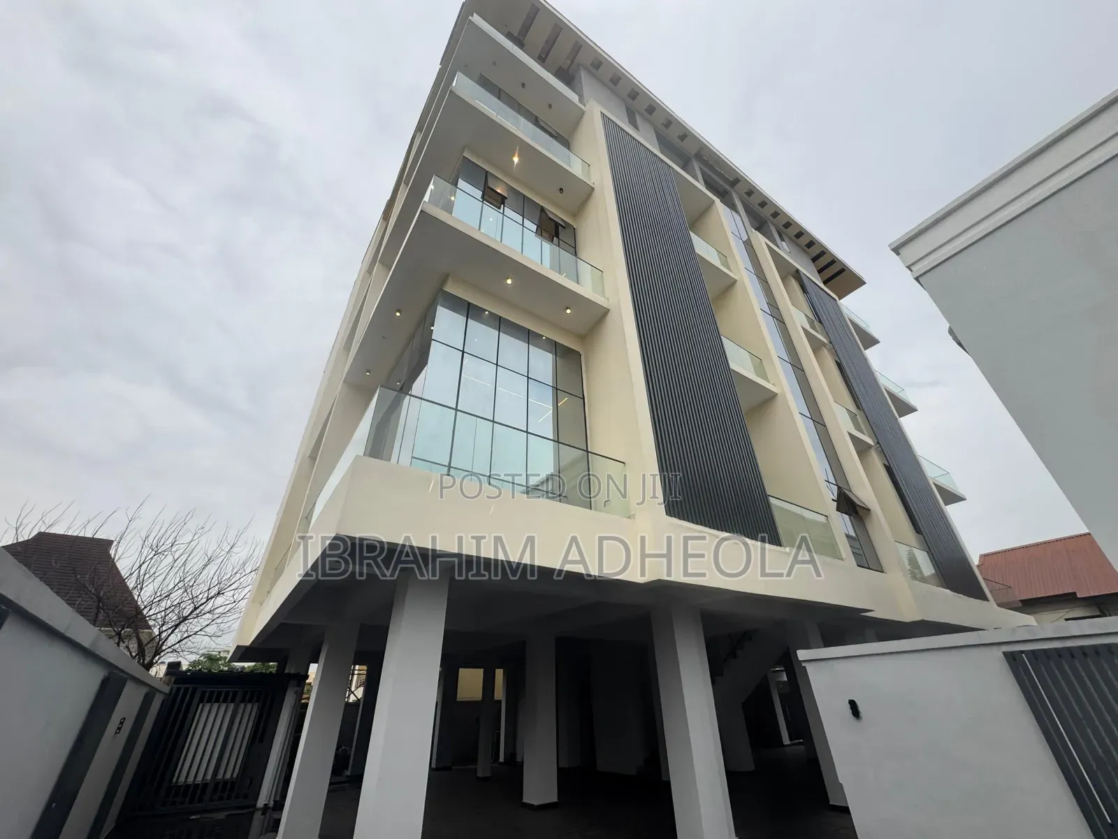3bdrm Apartment in Lekki Phase1 for sale