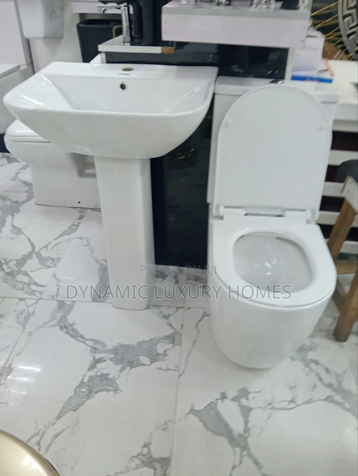 England Big Set Round Wc With the Wash Hand Basin