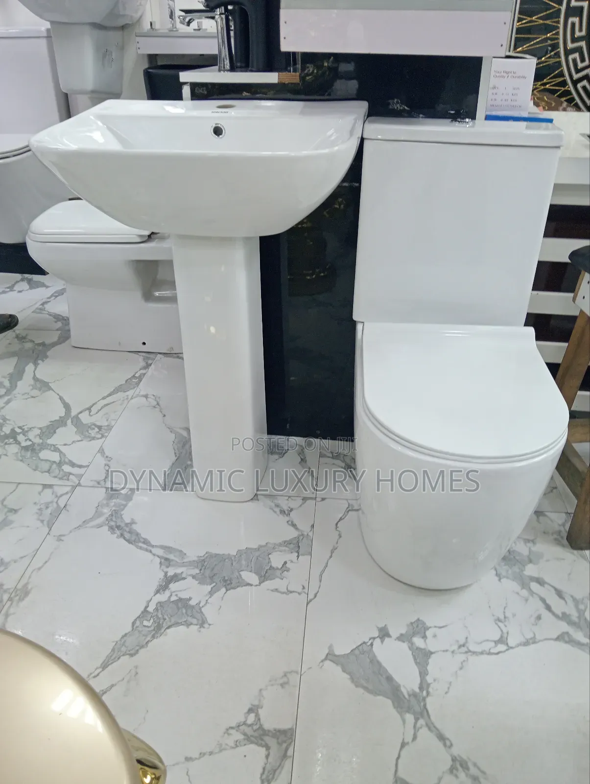 England Big Set Round Wc With the Wash Hand Basin