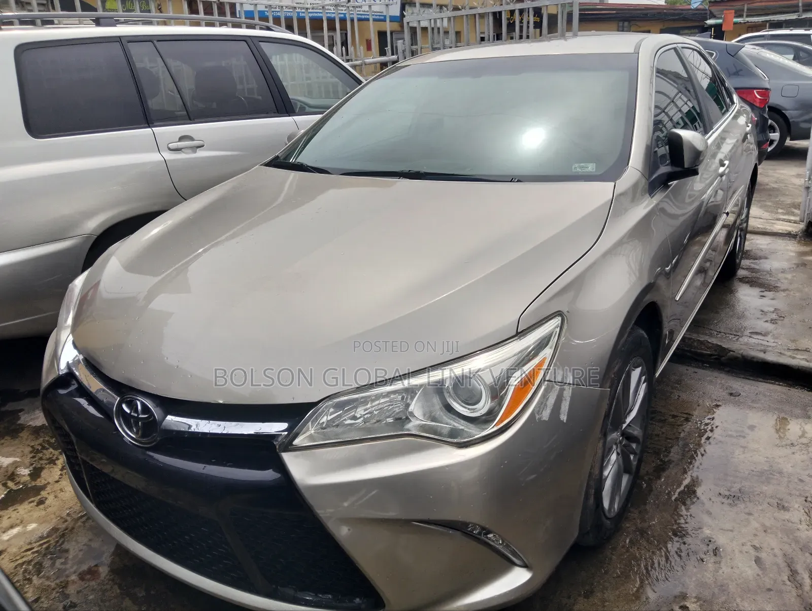 Toyota Camry SE 4dr Sedan (2.5L 4cyl 6A) 2016 Gold