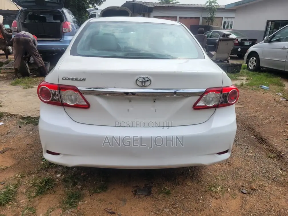 Toyota Corolla LE 4dr Sedan (1.8L 4cyl 4A) 2011 White