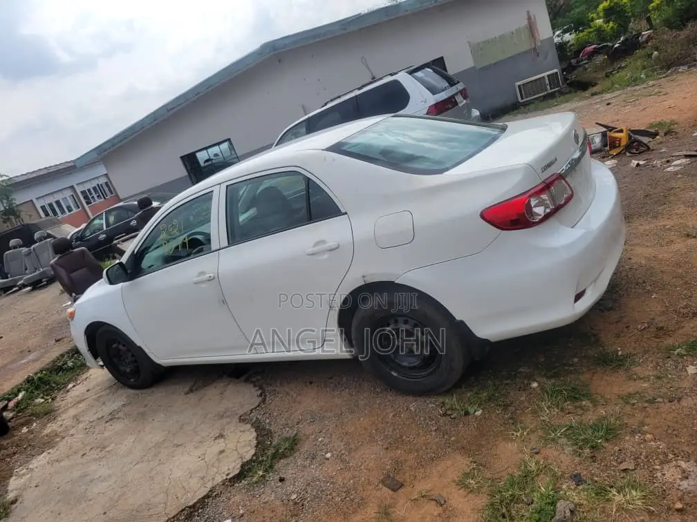 Toyota Corolla LE 4dr Sedan (1.8L 4cyl 4A) 2011 White