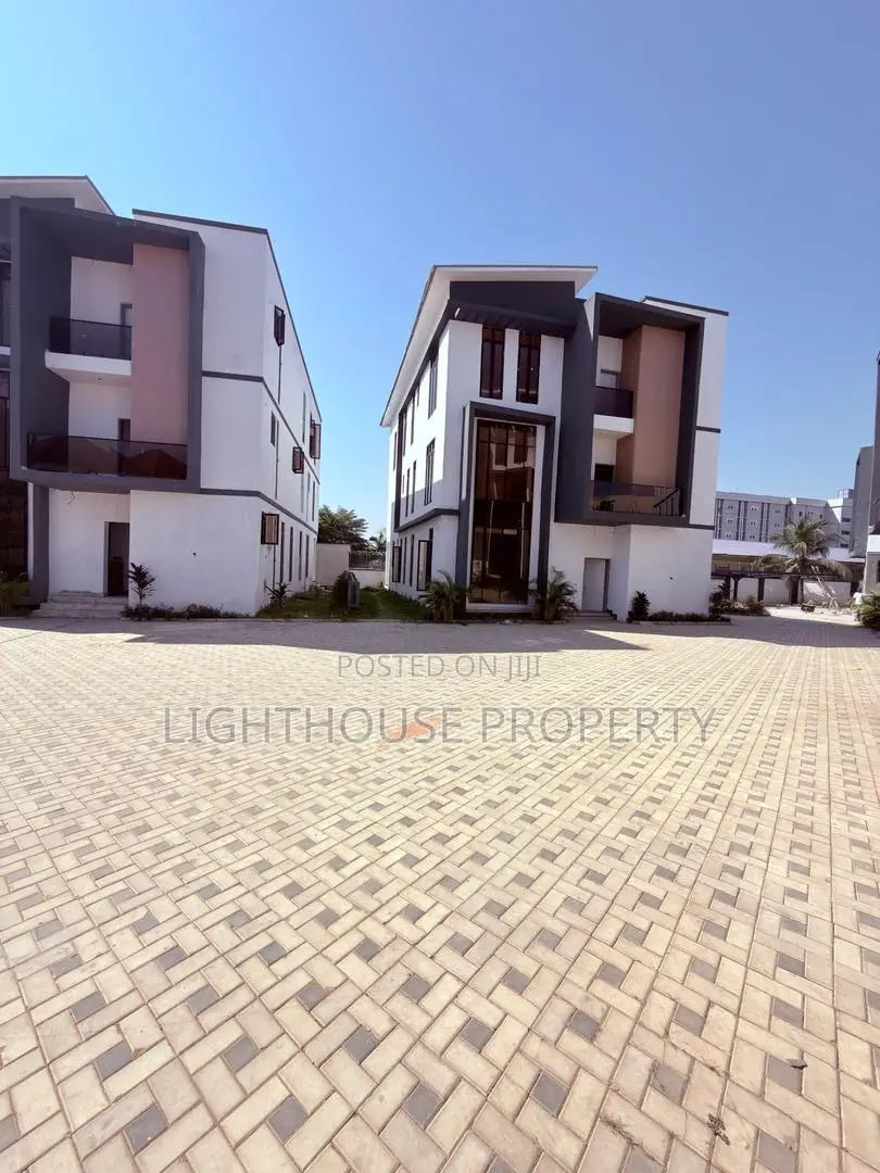 6bdrm Duplex in Mabushi for sale