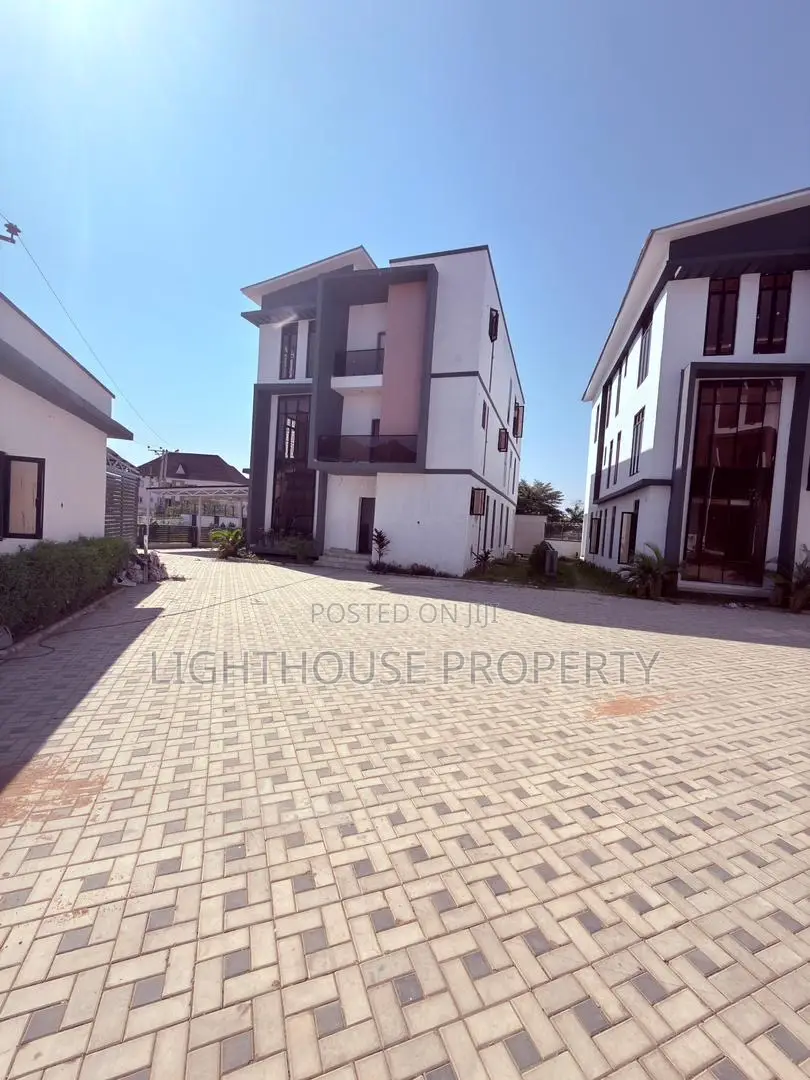 6bdrm Duplex in Mabushi for sale