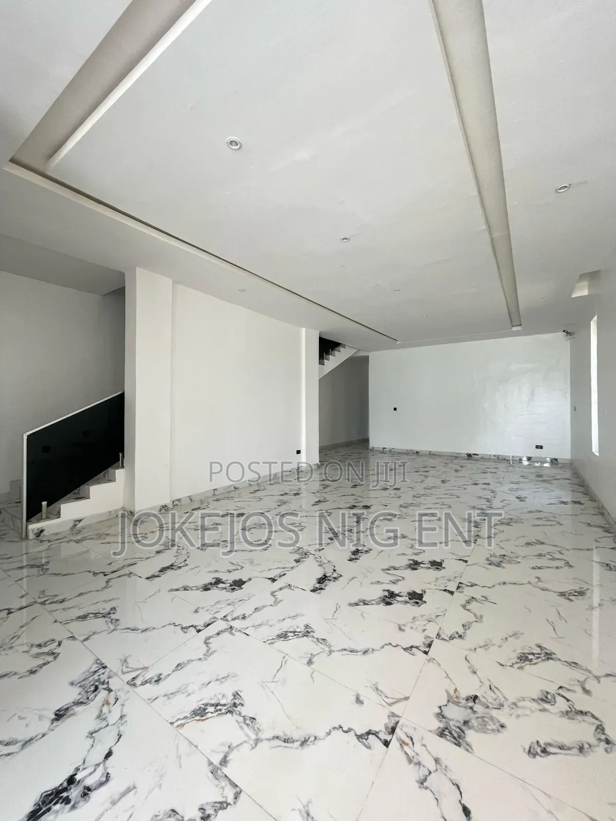 5bdrm Duplex in Orchid Road, Chevron for sale