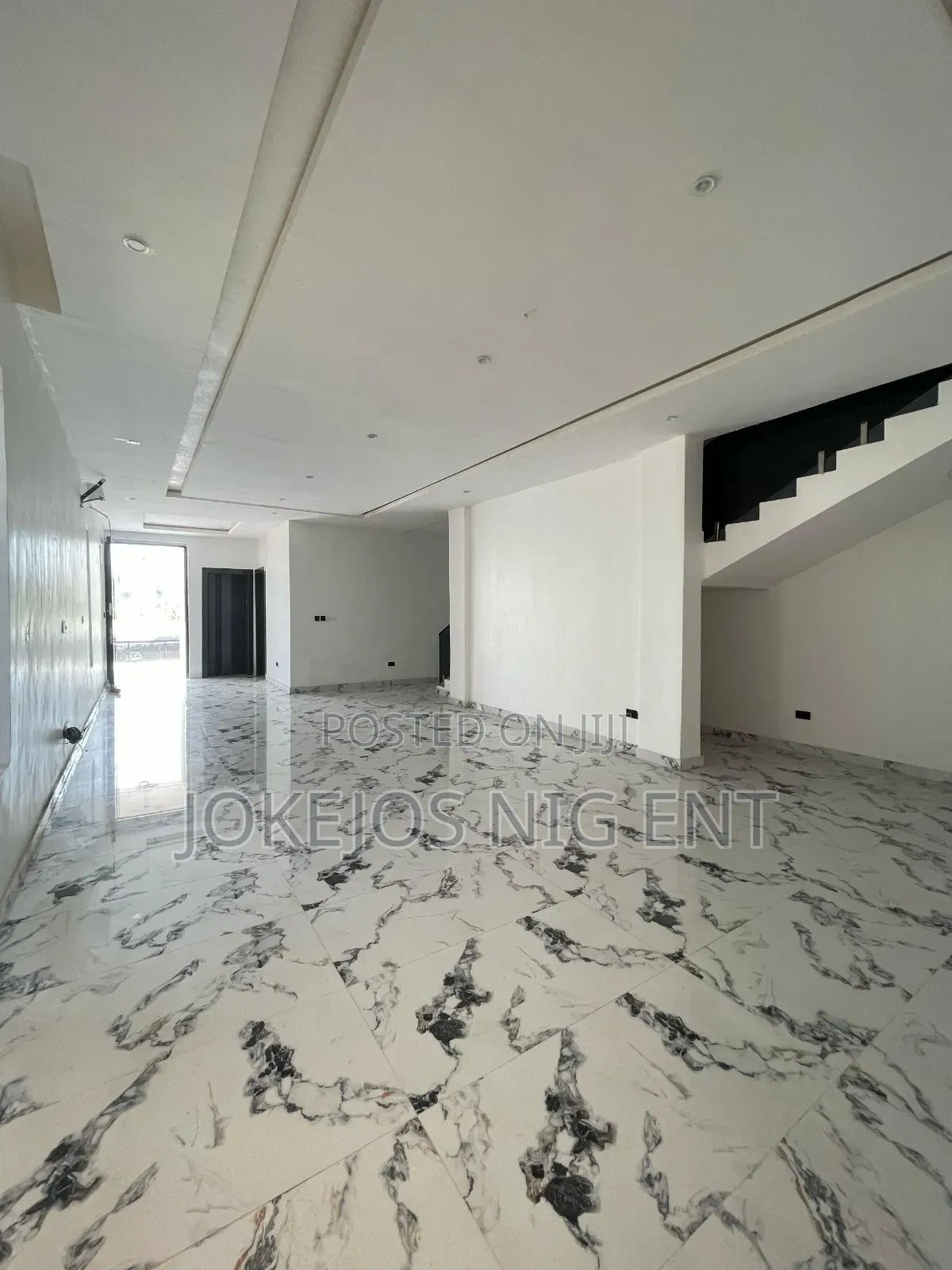 5bdrm Duplex in Orchid Road, Chevron for sale