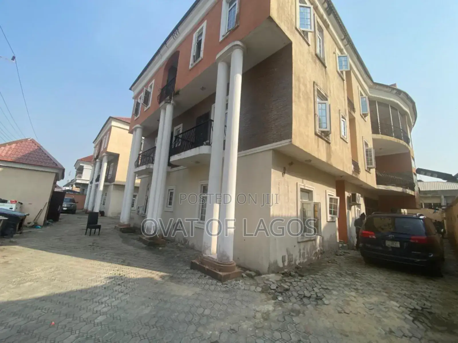 3bdrm Apartment in Chevron for sale