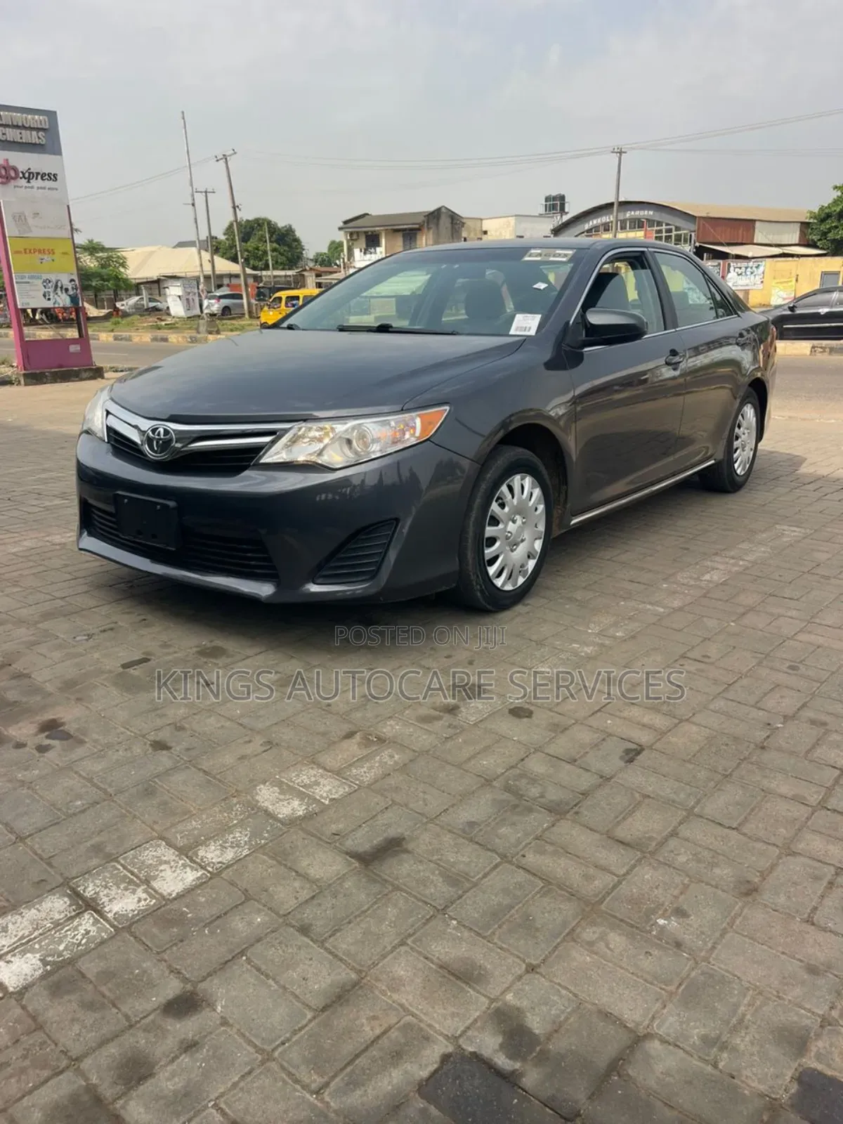 Toyota Camry LE 4dr Sedan (2.5L 4cyl 6A) 2013 Gray