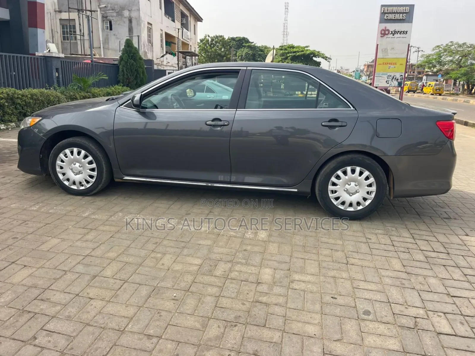 Toyota Camry LE 4dr Sedan (2.5L 4cyl 6A) 2013 Gray