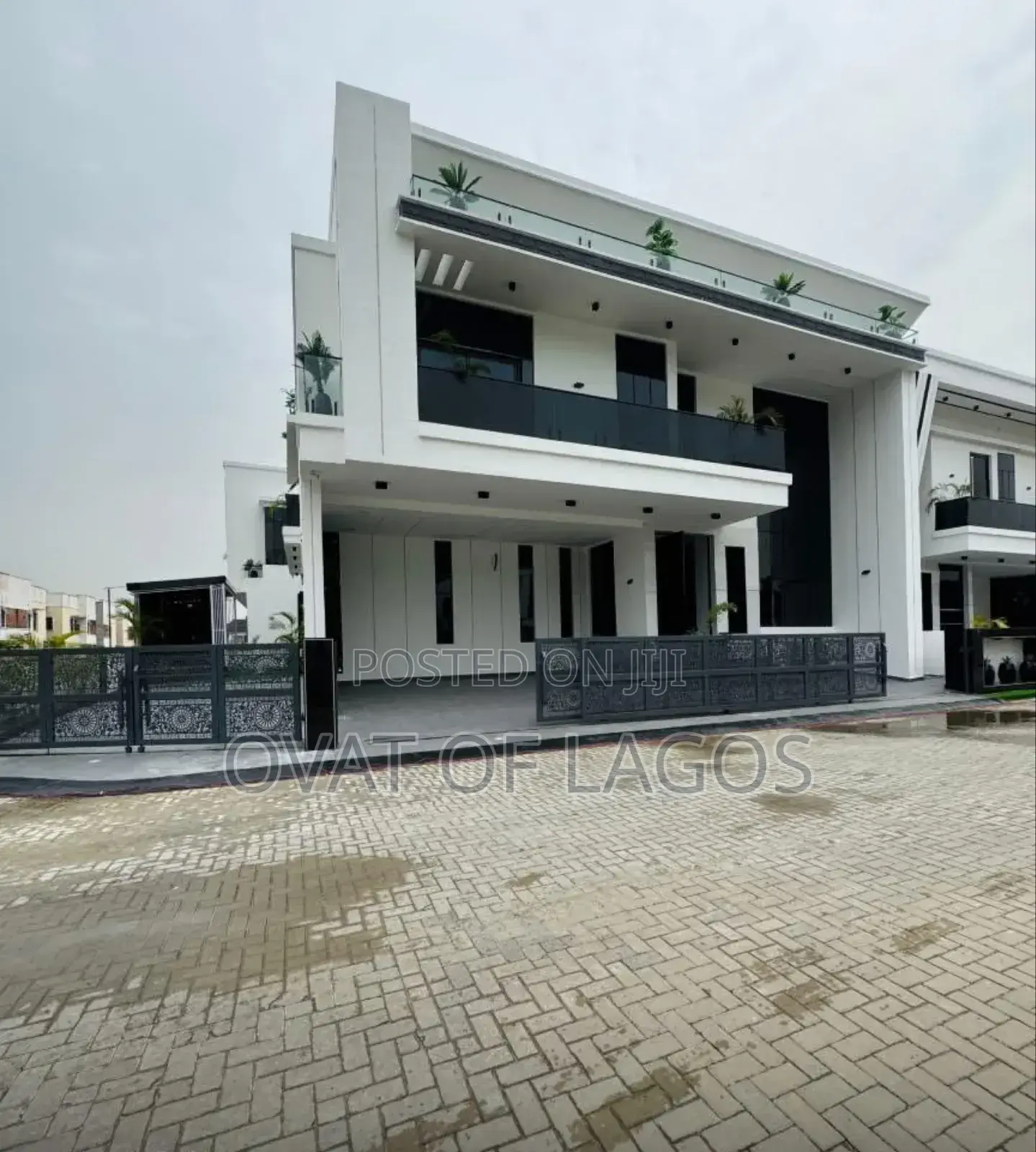 5bdrm Duplex in Chevron for sale