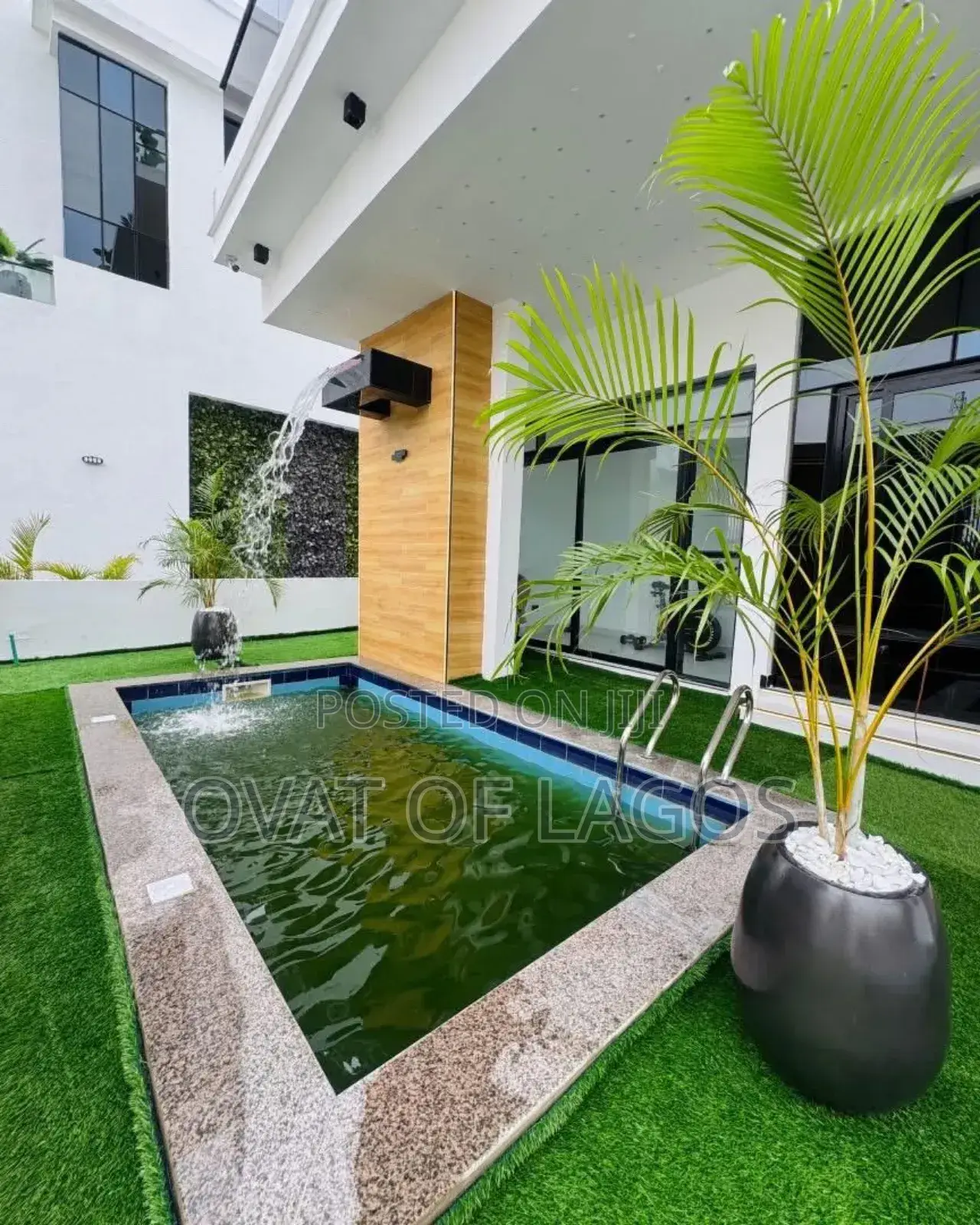 5bdrm Duplex in Chevron for sale