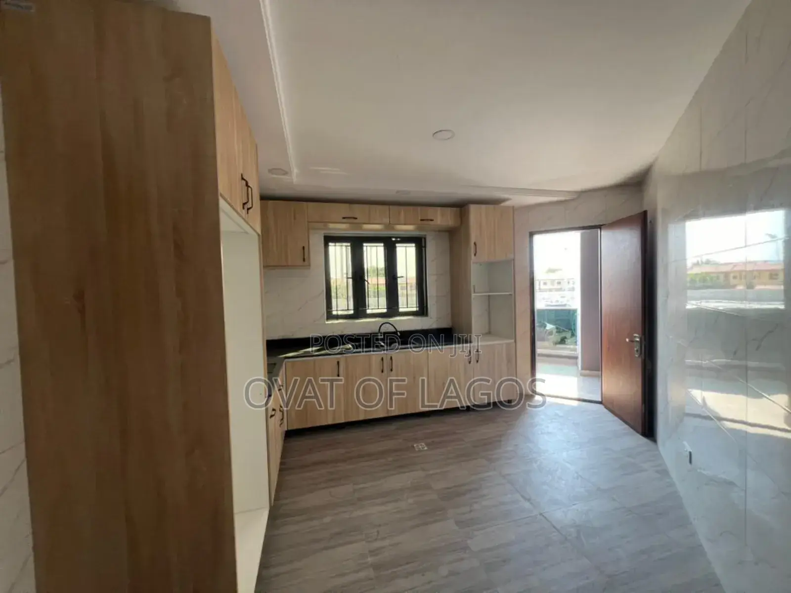 3bdrm Apartment in Lekki Phase 1( Right for rent