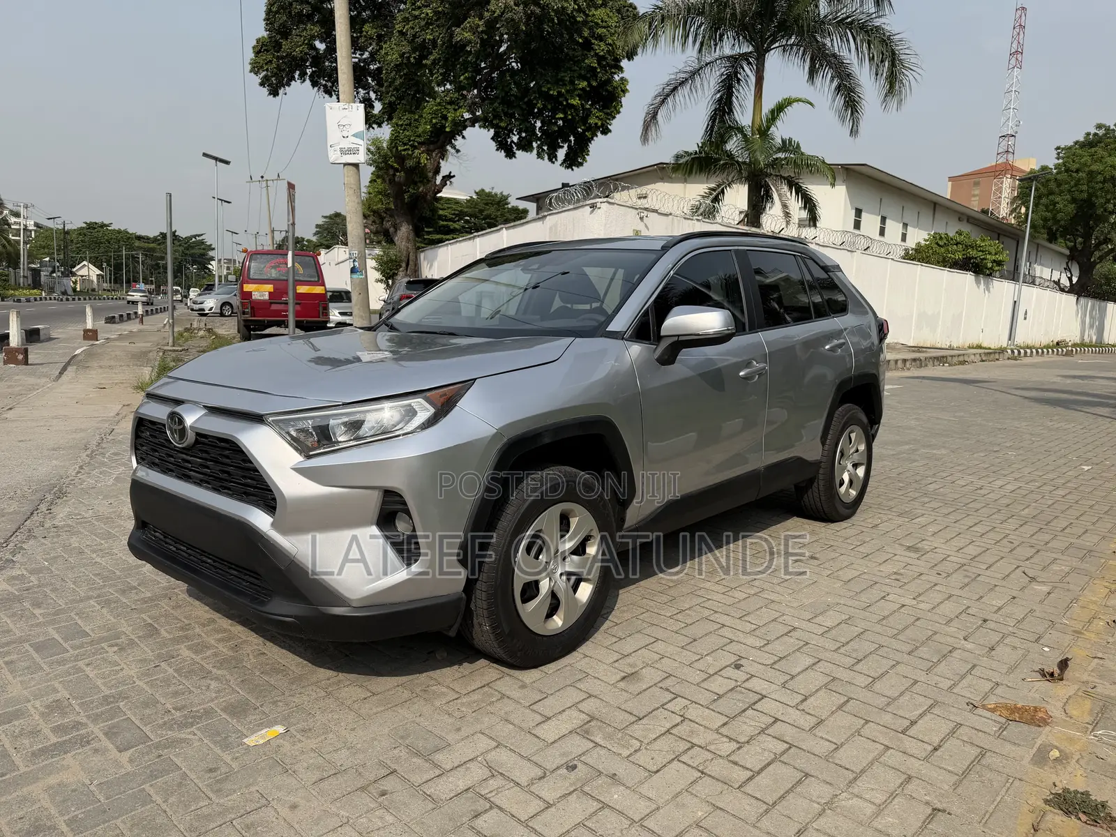 Toyota RAV4 LE AWD 2019 Silver