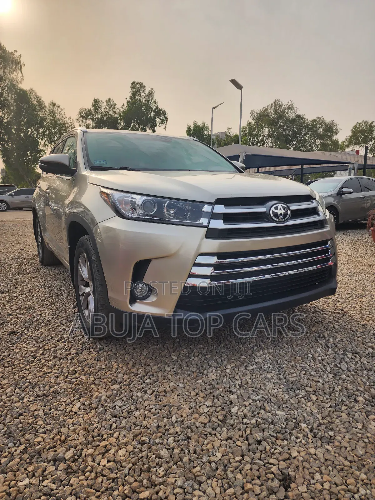 Toyota Highlander XLE 4x4 V6 (3.5L 6cyl 8A) 2018 Gold