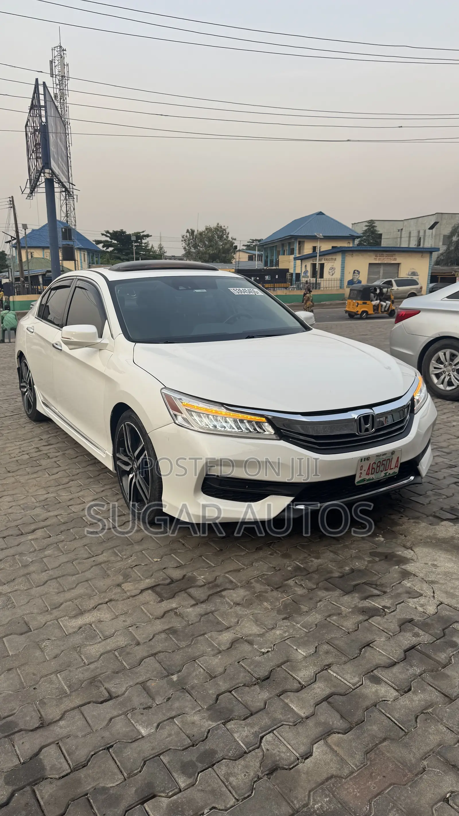 Honda Accord Touring V6 4dr Sedan FWD (3.5L 6cyl 6A) 2017 White