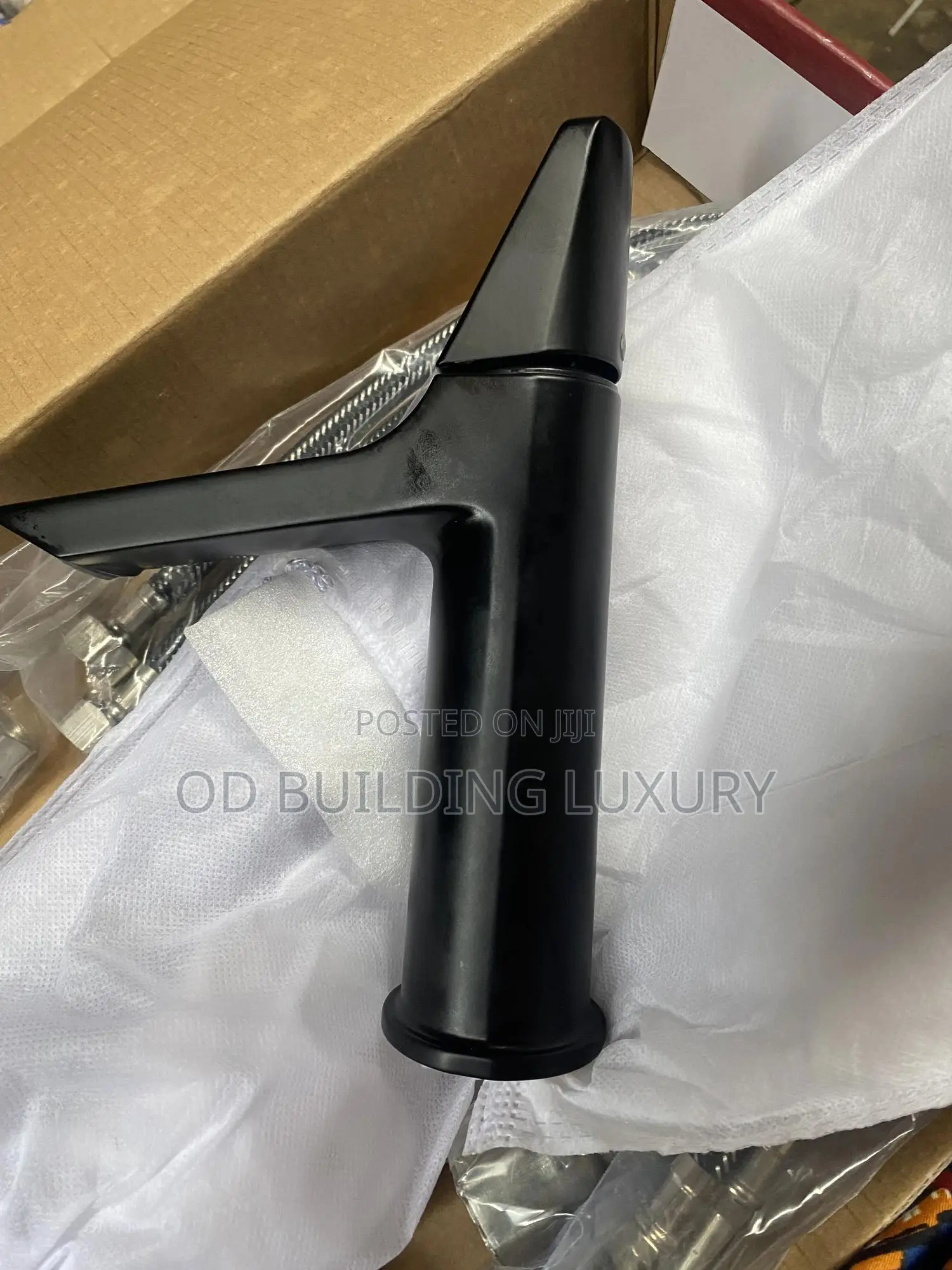 Makarus Single-Handle Basin Mixer Faucet in a Matte Black Finish