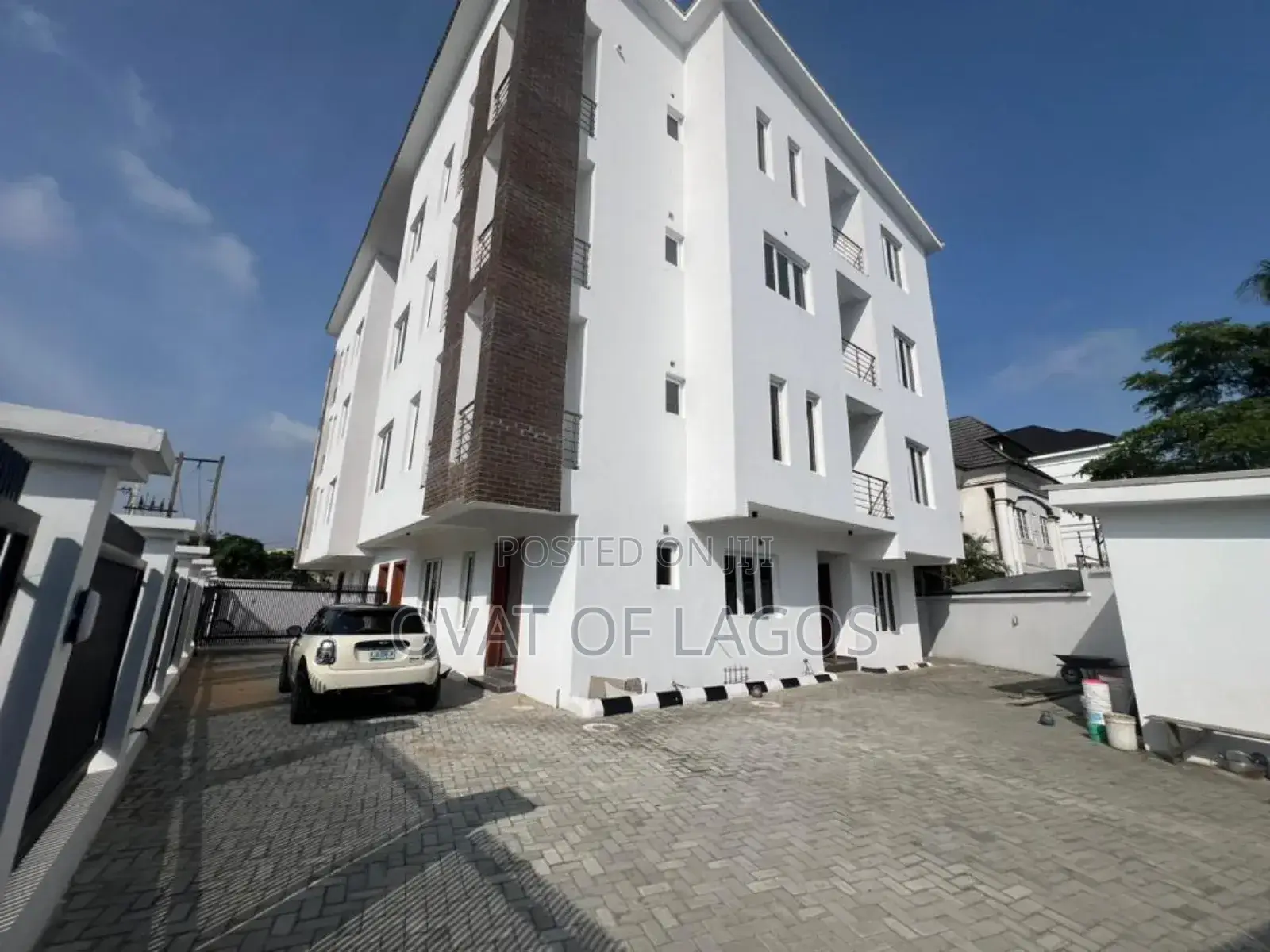 5bdrm Maisonette in Lekki Phase 1 (Right for sale