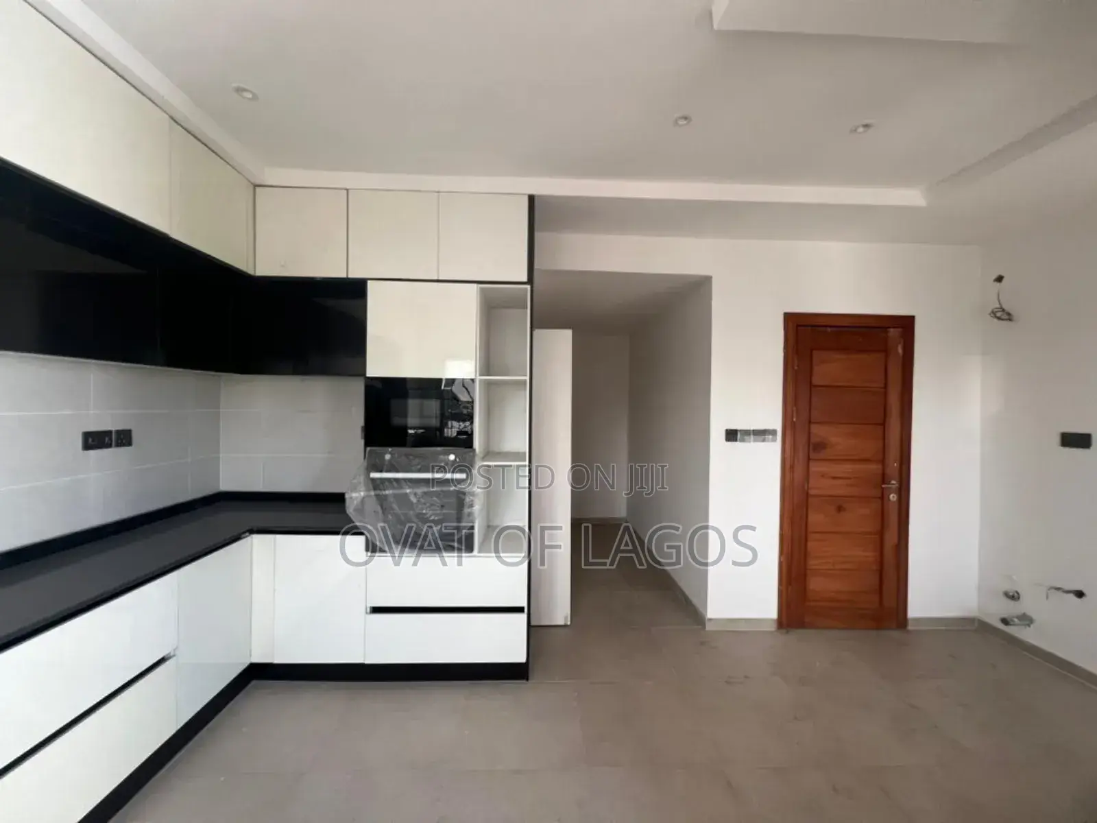 5bdrm Maisonette in Lekki Phase 1 (Right for sale