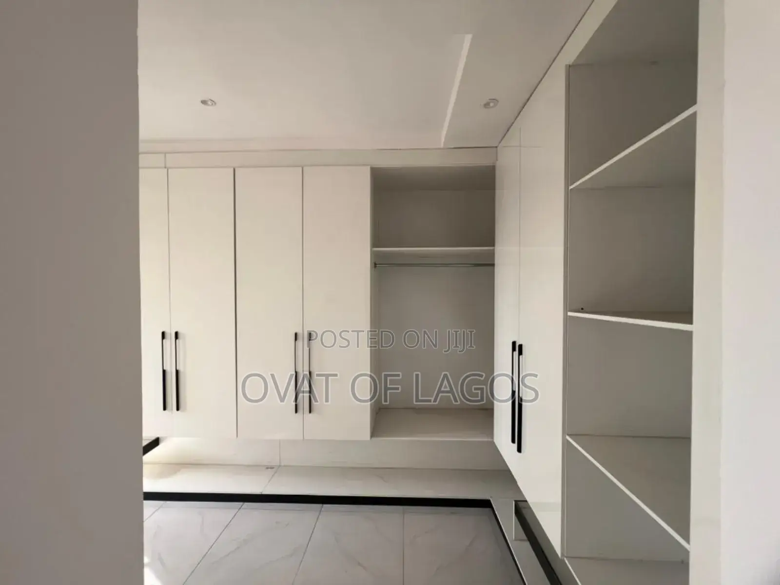 5bdrm Maisonette in Lekki Phase 1 (Right for sale