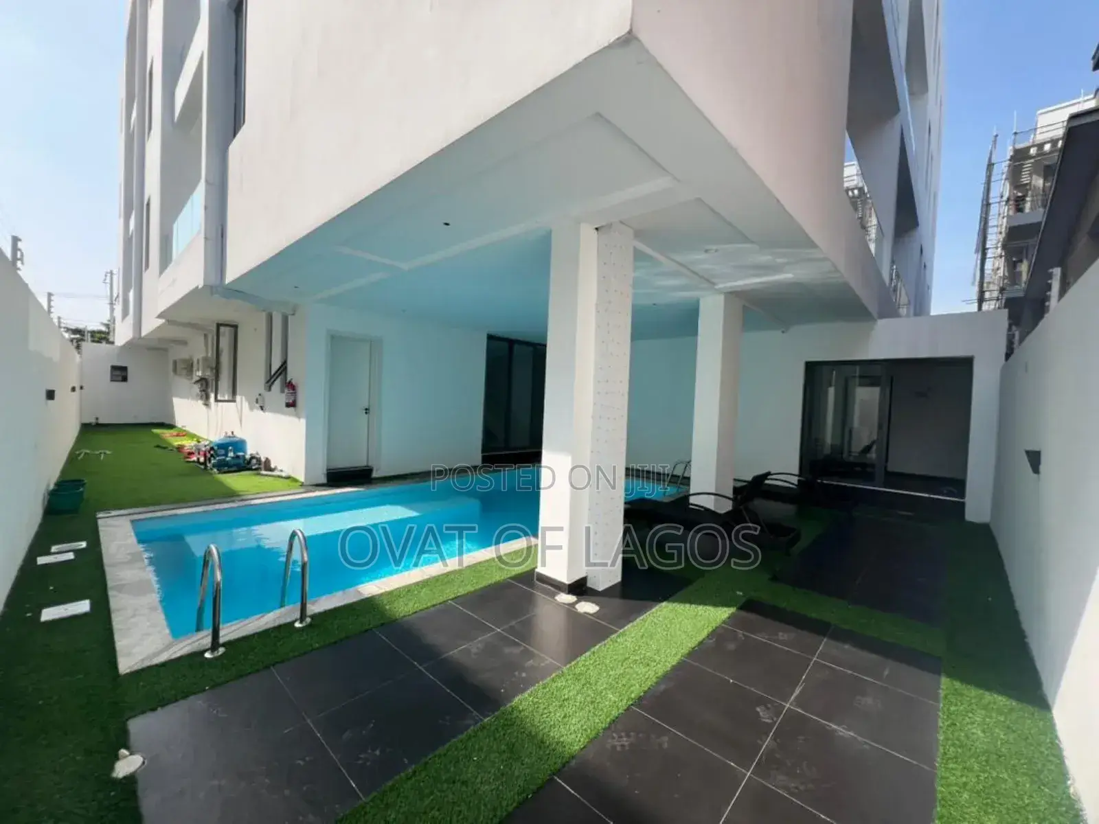 2bdrm Apartment in Lekki Phase 1 (Right for sale