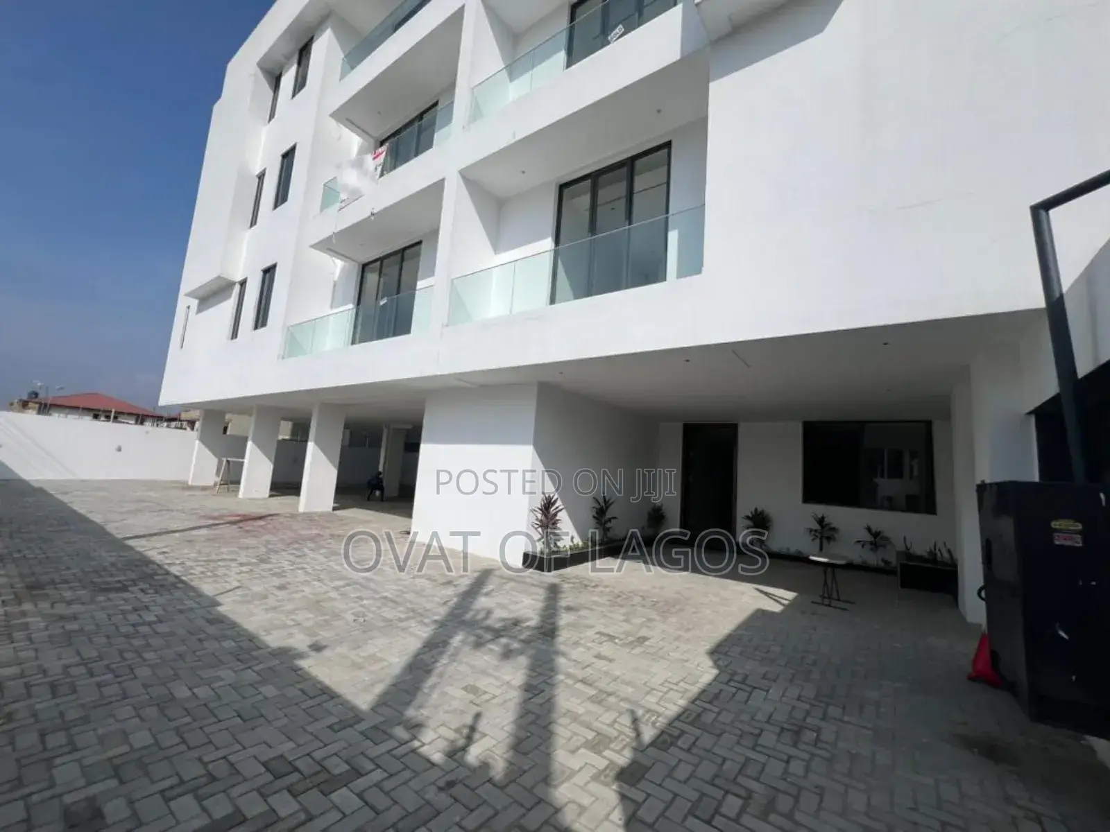 2bdrm Apartment in Lekki Phase 1 (Right for sale