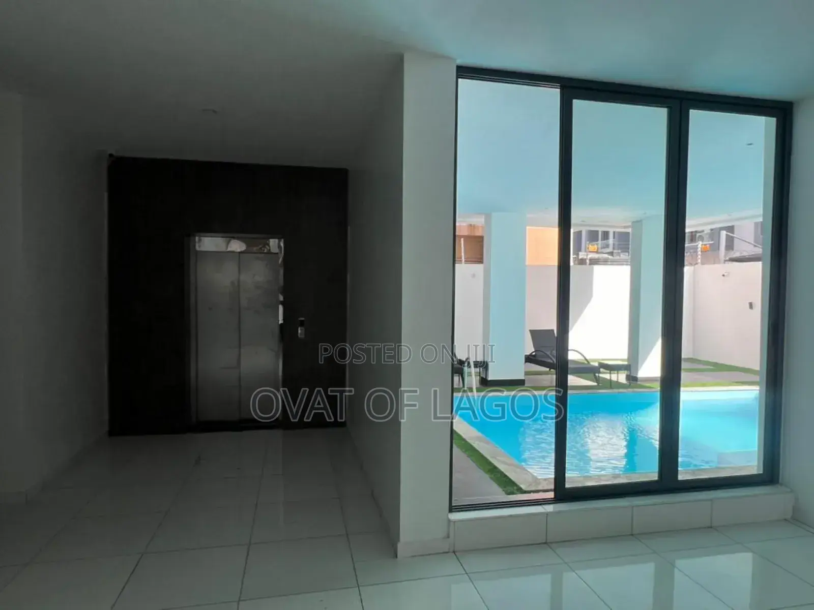 2bdrm Apartment in Lekki Phase 1 (Right for sale