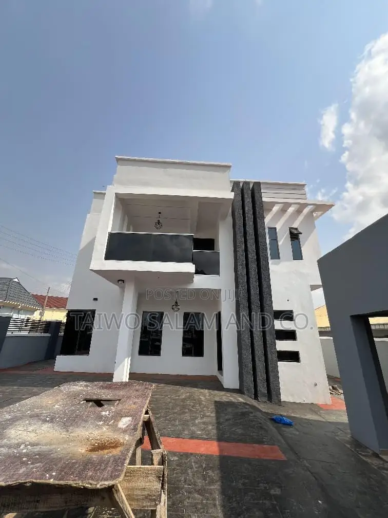 5bdrm Duplex in Oluyole Estate for sale