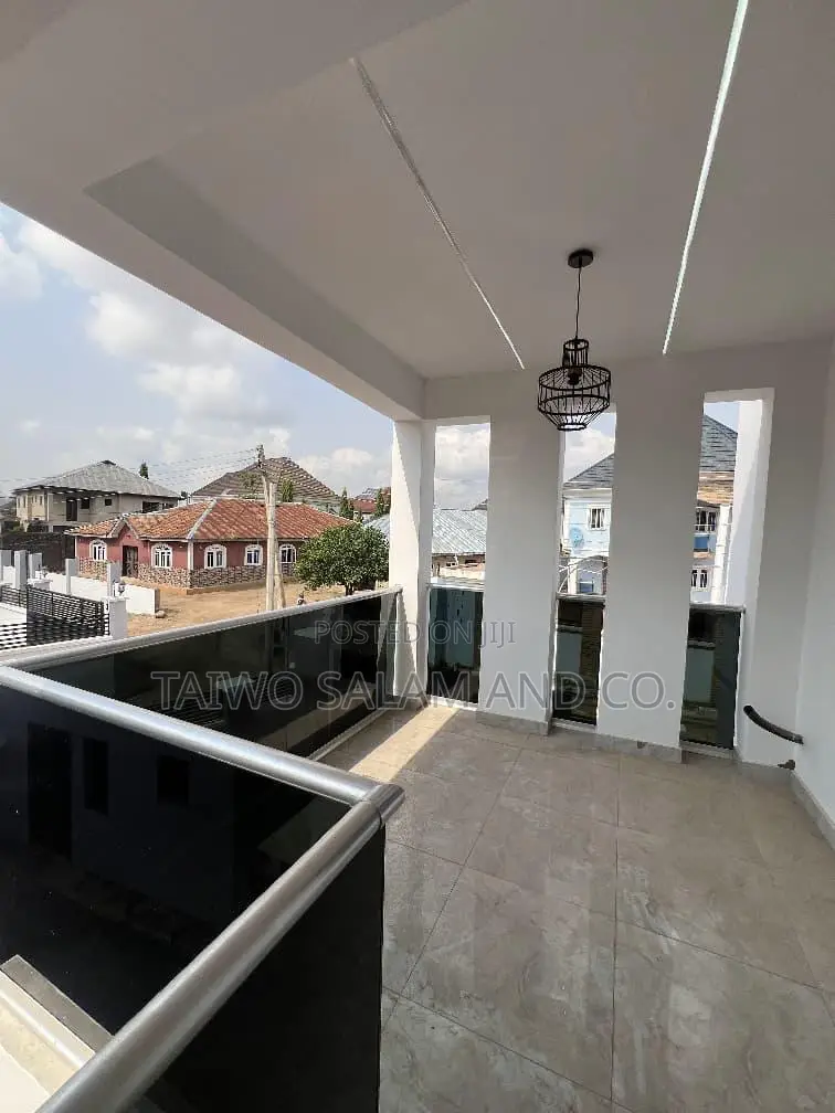 5bdrm Duplex in Oluyole Estate for sale