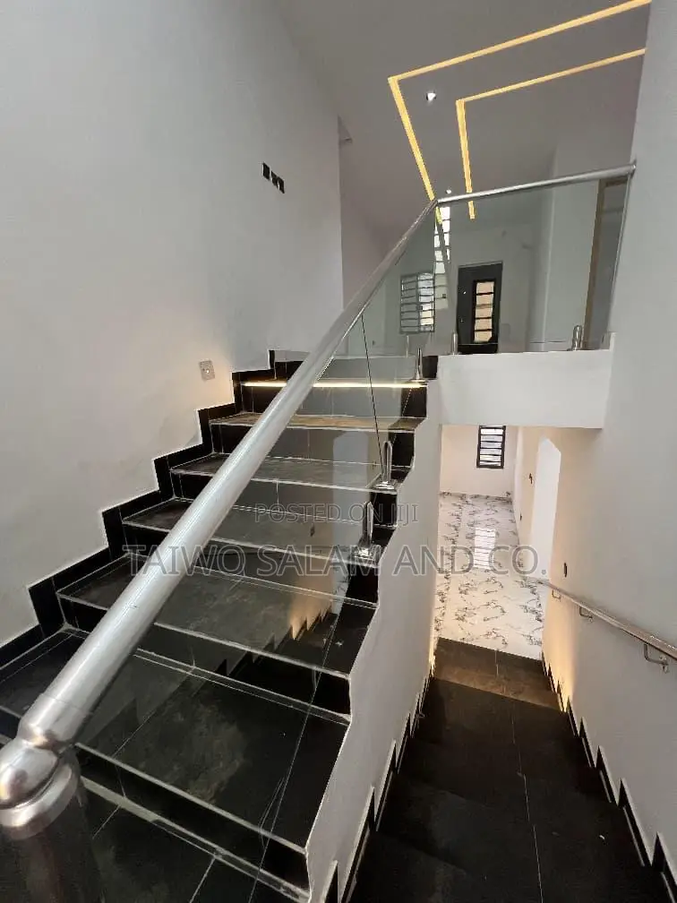 5bdrm Duplex in Oluyole Estate for sale