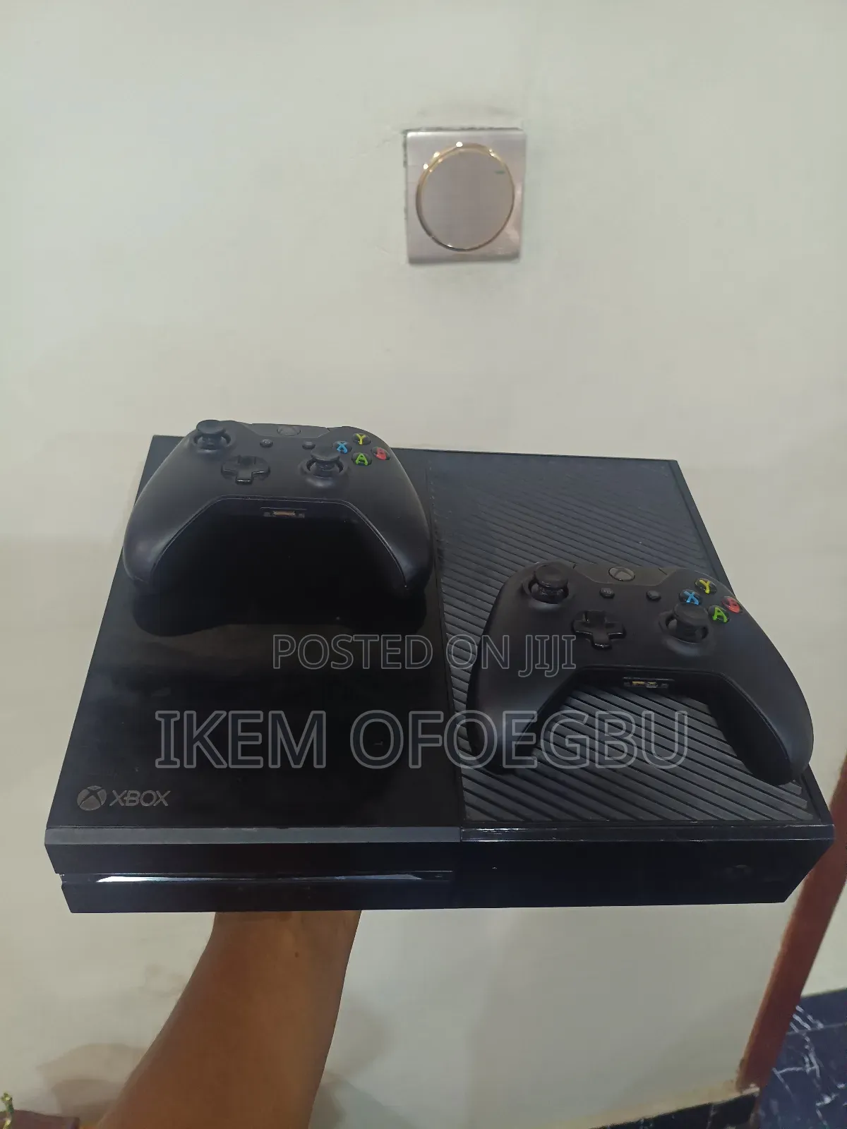 Xbox One With 2 Wireless Pad and Games