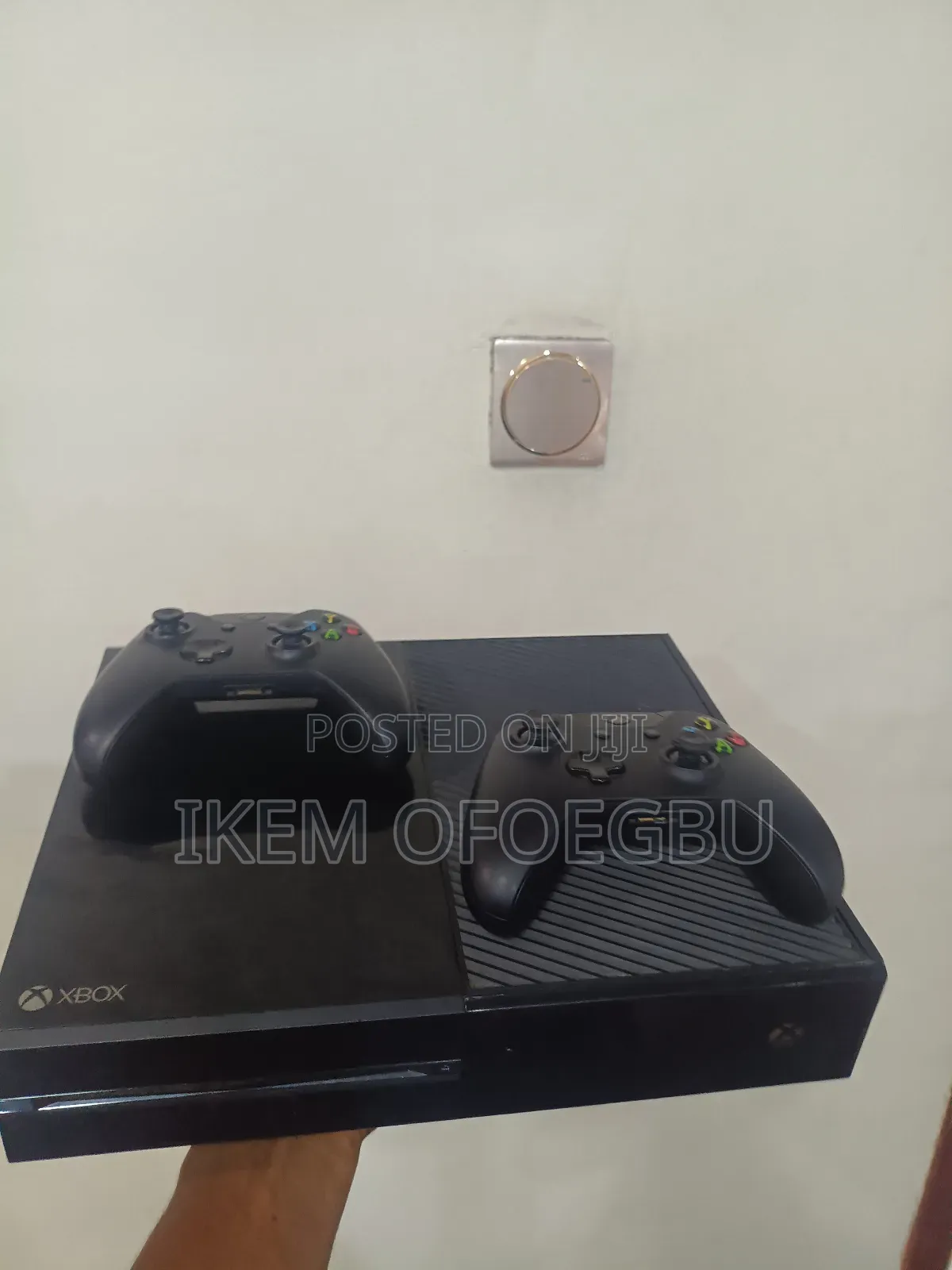 Xbox One With 2 Wireless Pad and Games