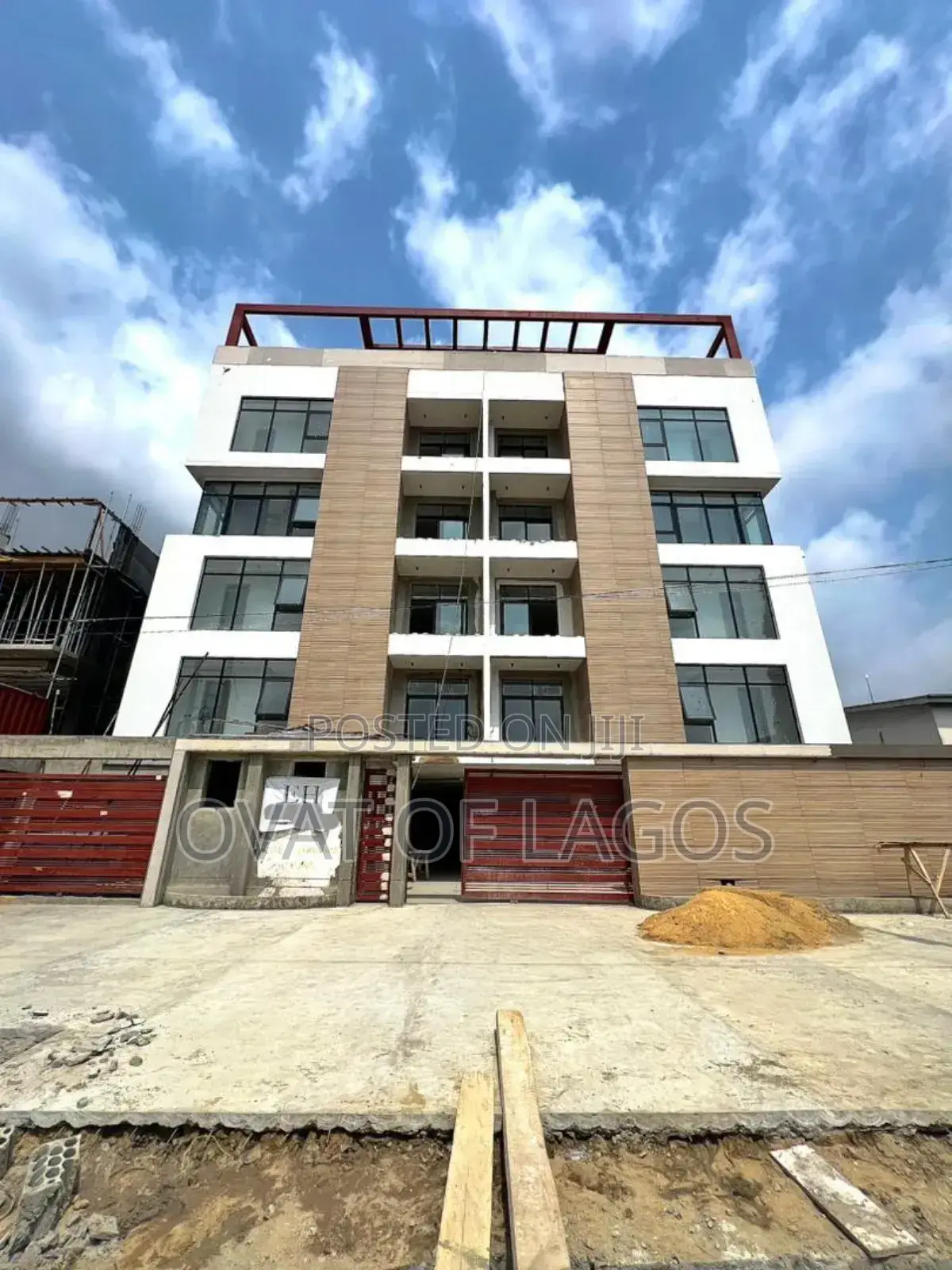 3bdrm Apartment in Lekki Phase 1 for sale