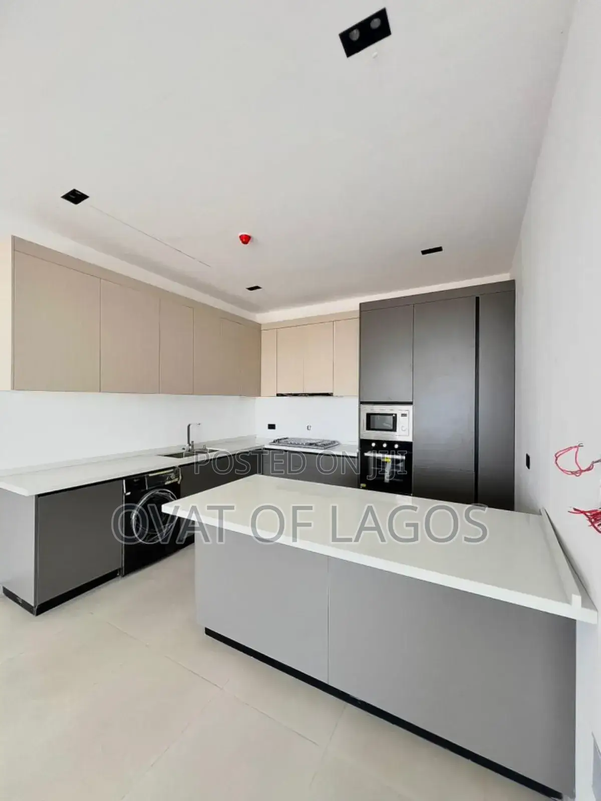 3bdrm Apartment in Lekki Phase 1 for sale
