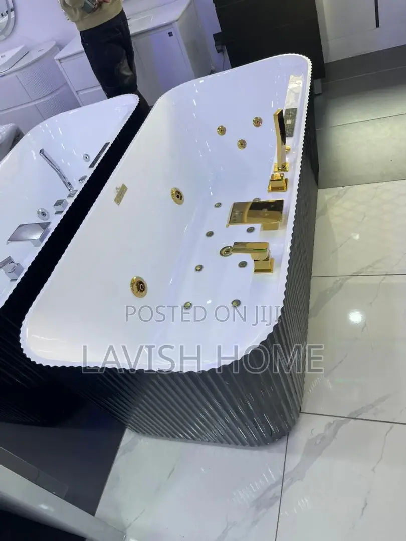 Freestanding Acrylic Jacuzzi Set With Gold Accessories