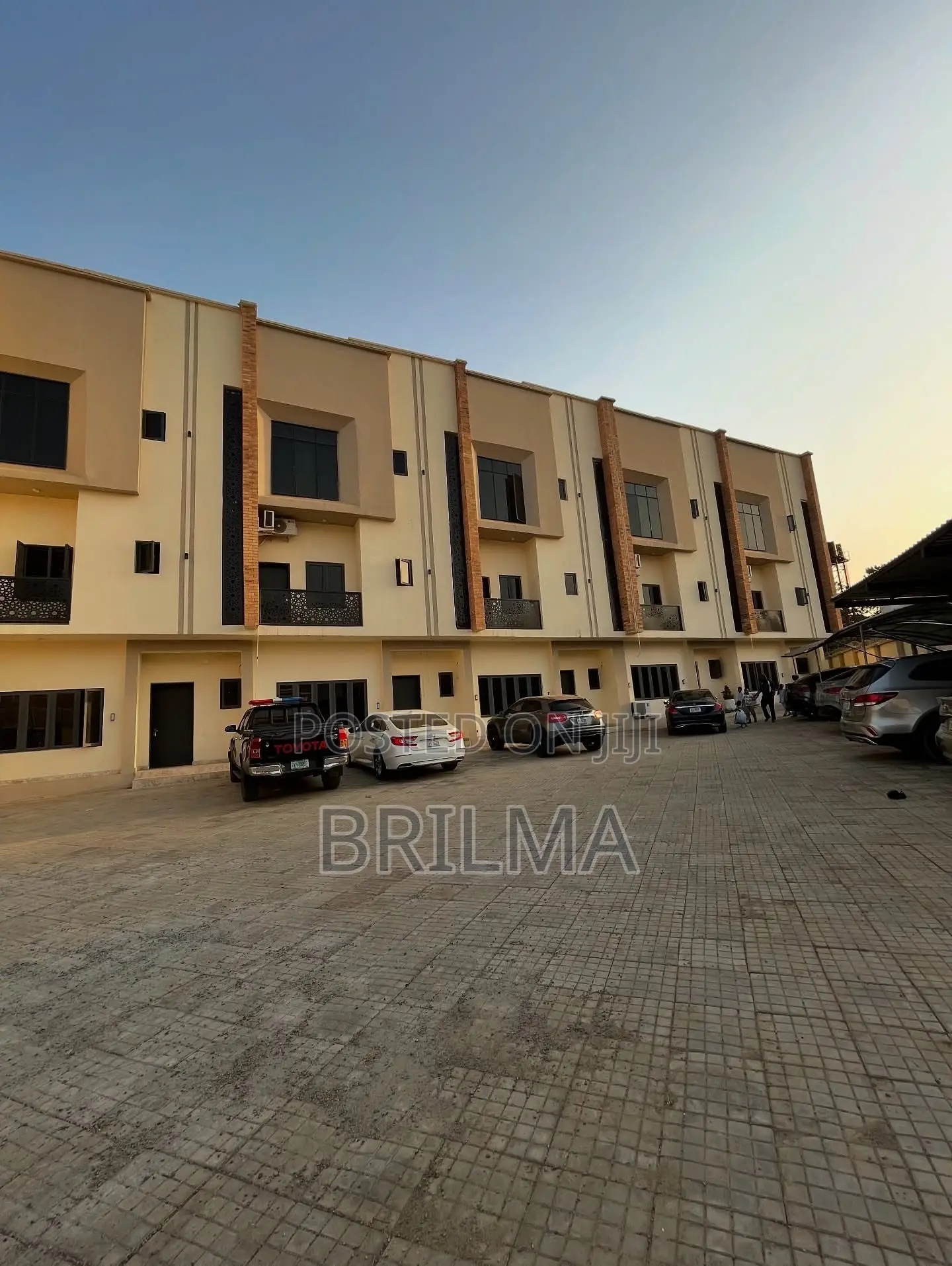 5bdrm Duplex in Jahi for sale