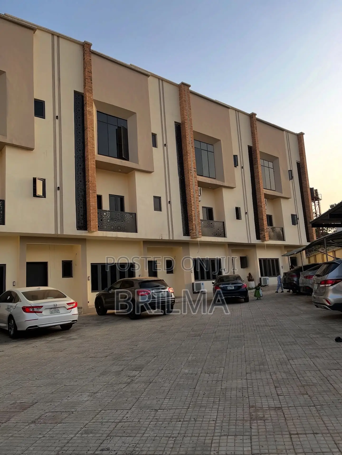 5bdrm Duplex in Jahi for sale