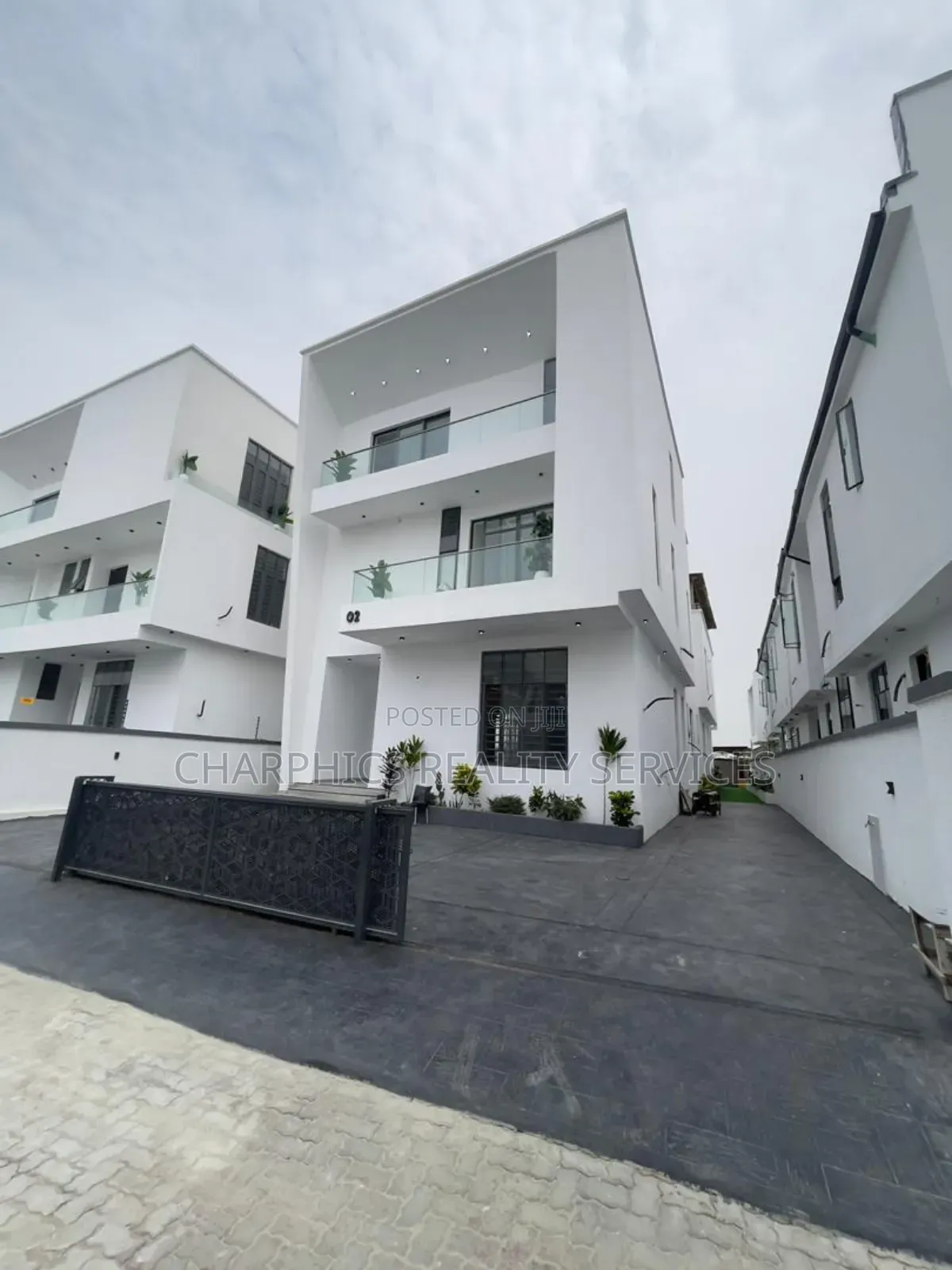 5bdrm Duplex in Chevron for sale