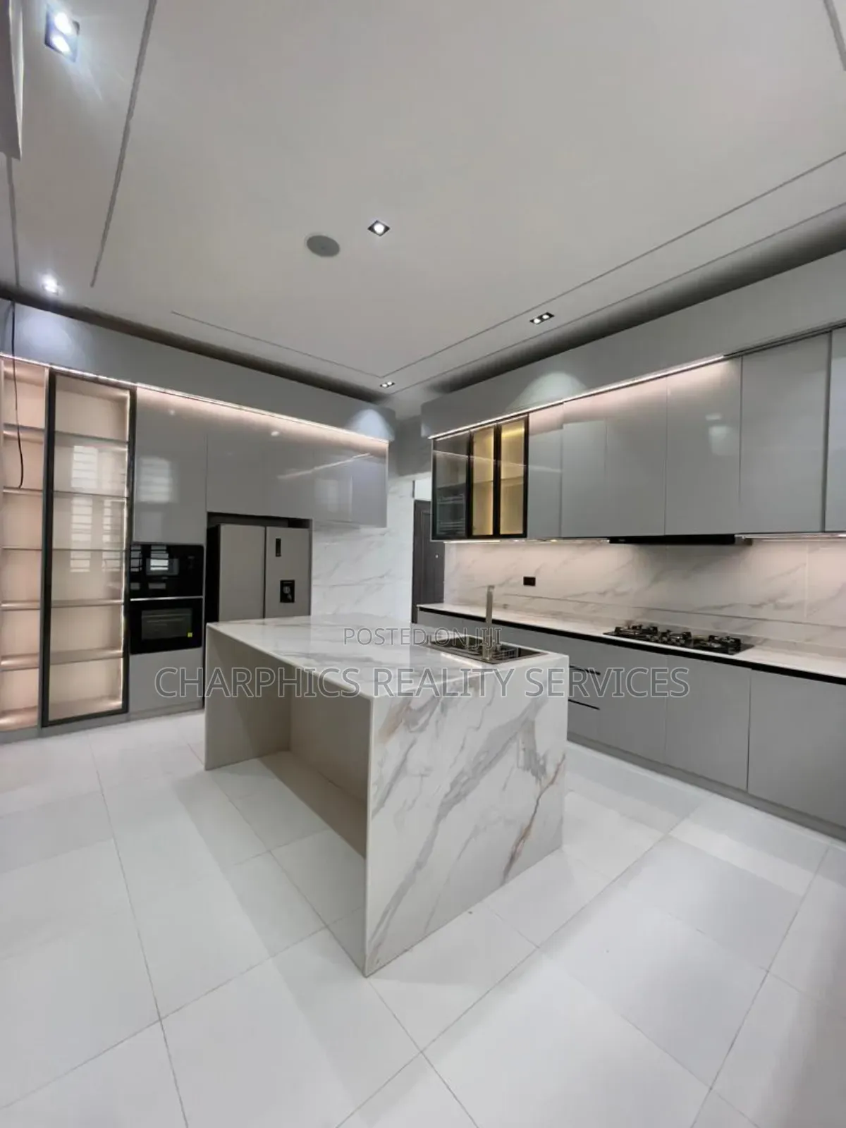 5bdrm Duplex in Chevron for sale