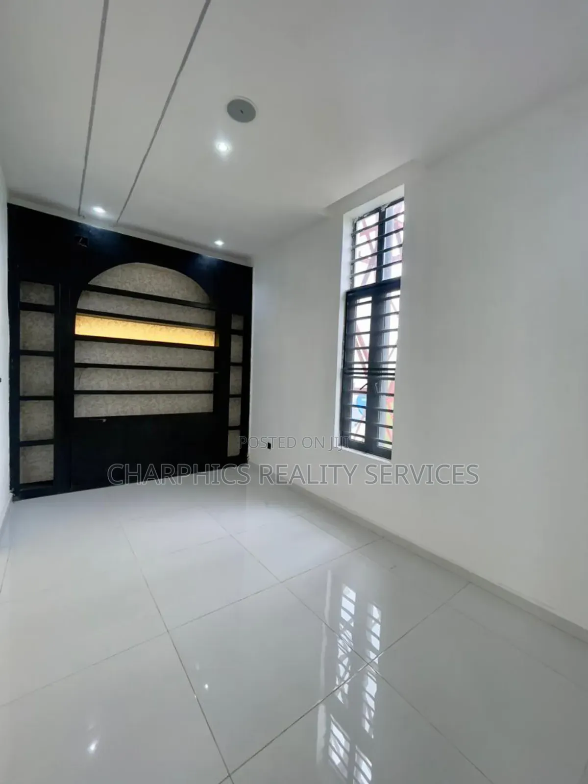 5bdrm Duplex in Chevron for sale