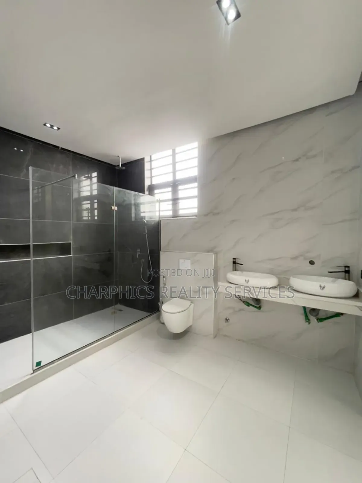 5bdrm Duplex in Chevron for sale