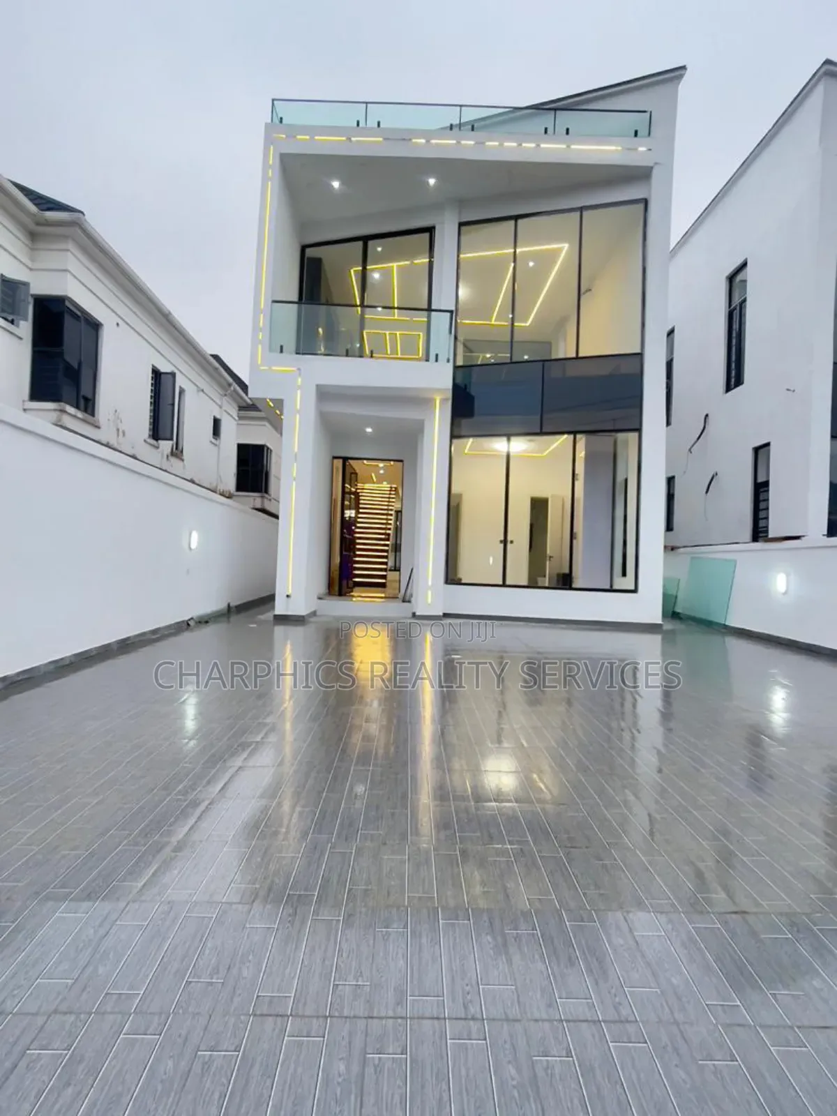 4bdrm Duplex in Chevron for sale