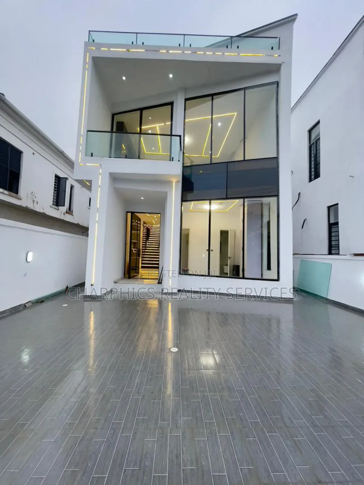 4bdrm Duplex in Chevron for sale