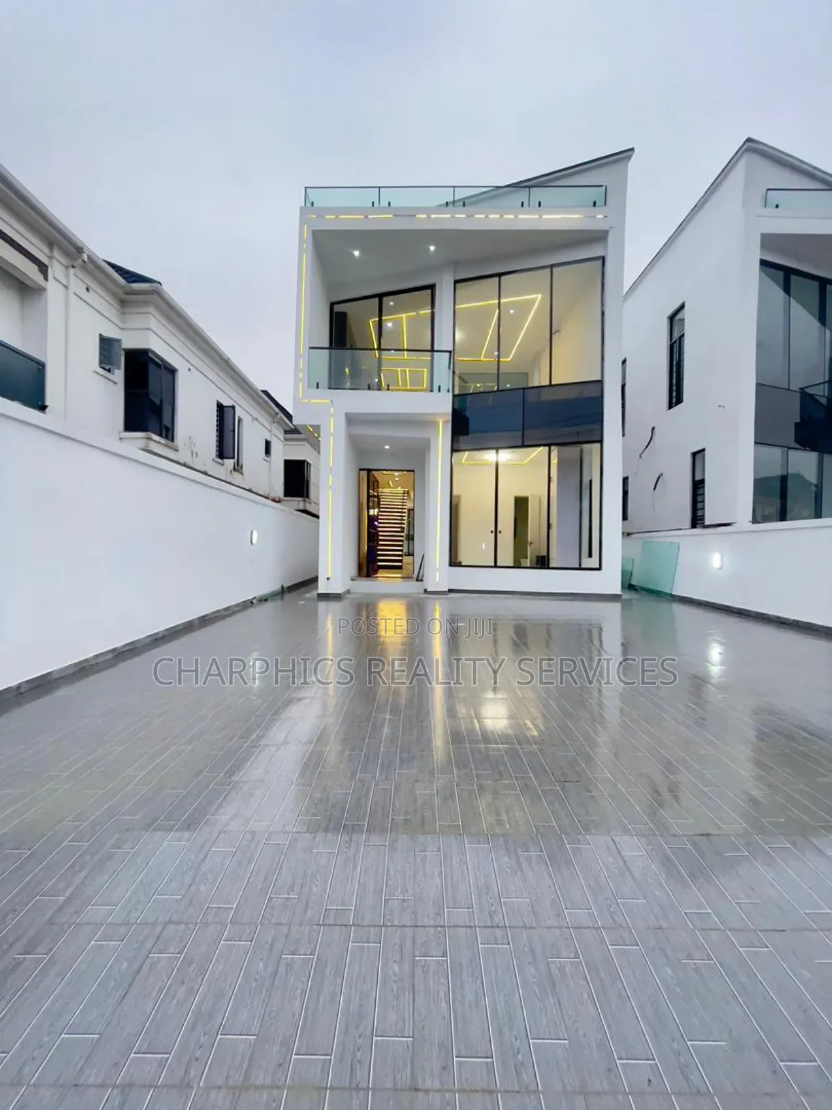 4bdrm Duplex in Chevron for sale