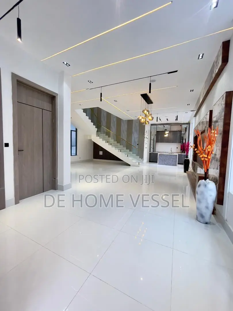 5bdrm Duplex in Chevron for sale
