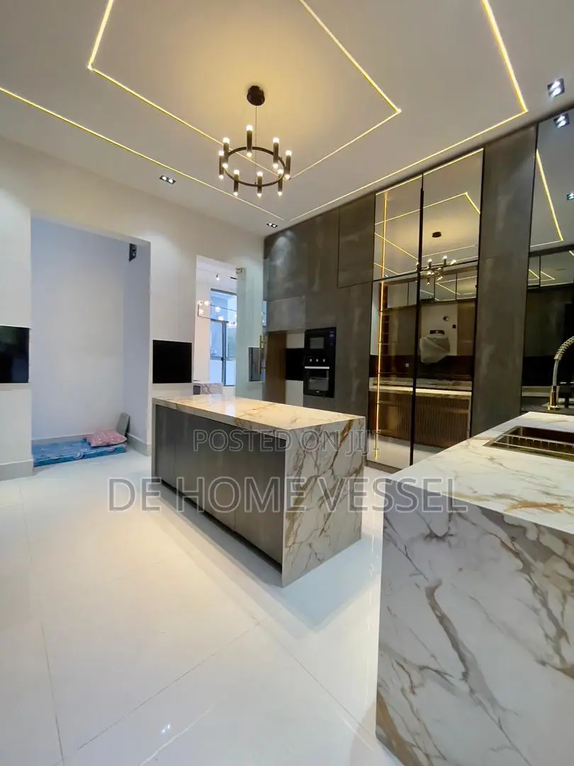 5bdrm Duplex in Chevron for sale