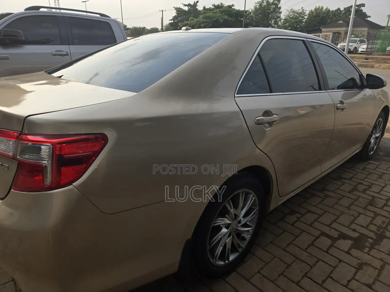 Toyota Camry LE 4dr Sedan (2.5L 4cyl 6A) 2012 Gold
