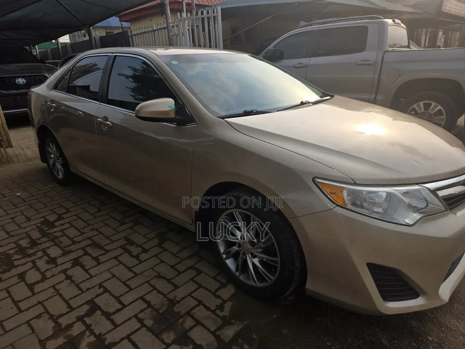 Toyota Camry LE 4dr Sedan (2.5L 4cyl 6A) 2012 Gold